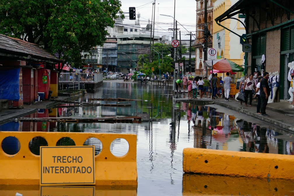 Rua no centro de Manaus interditada após ser inundada com a água do Rio Negro — Foto:  SANDRO PEREIRA/FOTOARENA/FOTOARENA/ESTADÃO CONTEÚDO