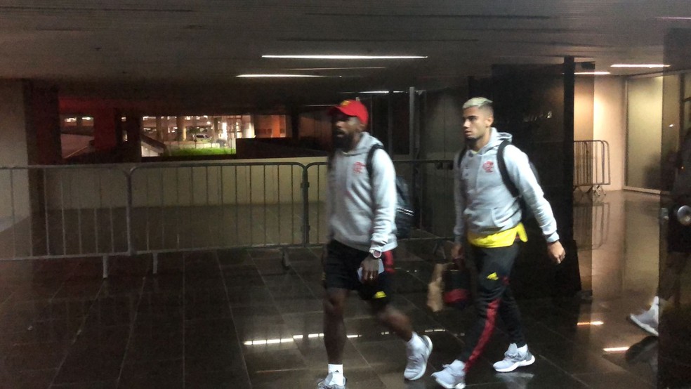 Após derrota para o Botafogo, elenco do Flamengo desembarca no Rio em clima de tranquilidade