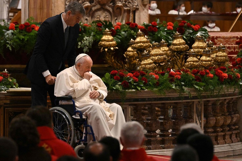 Papa Francisco tem usado cadeira de rodas por causa das dores no joelho