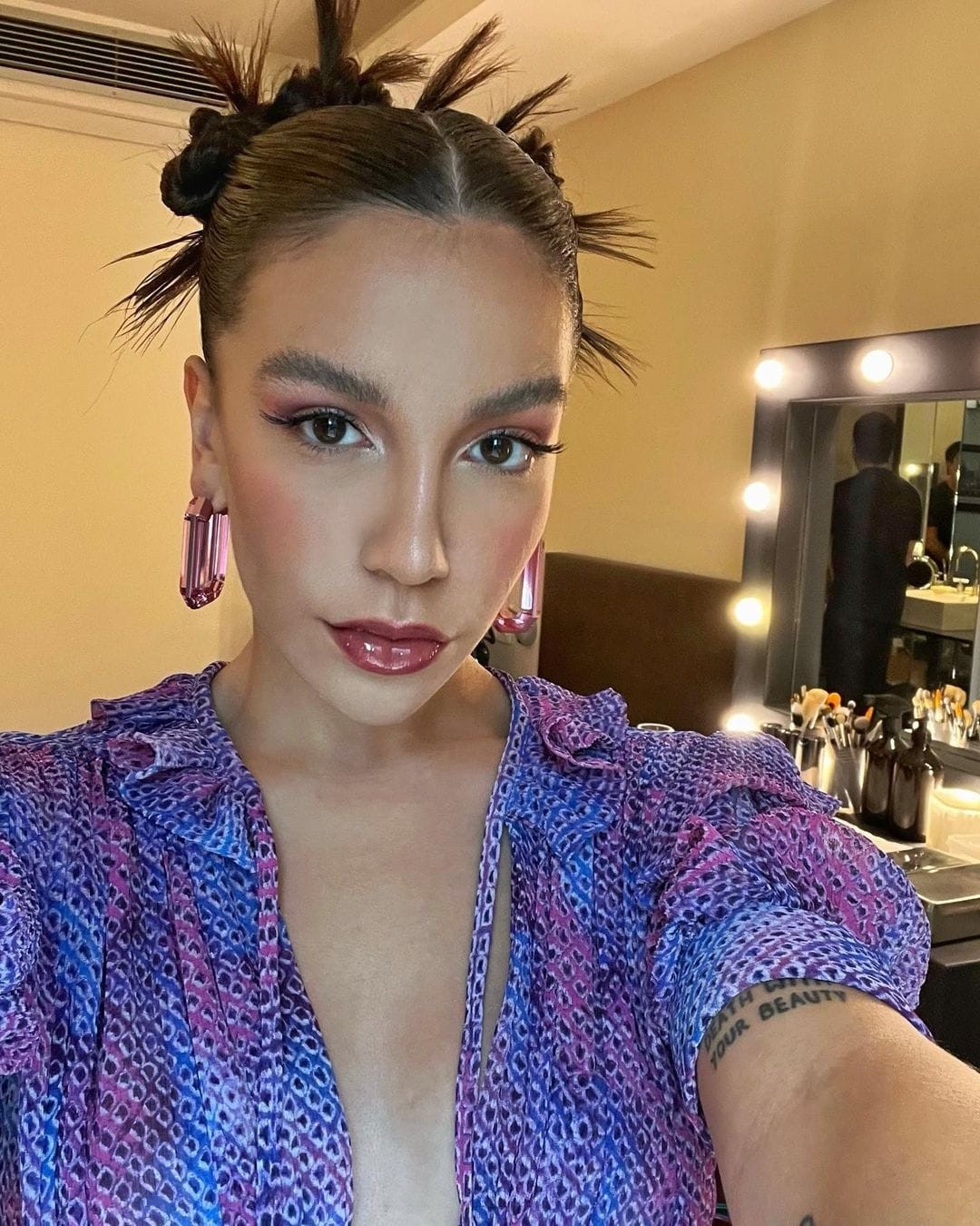 Priscilla Alcantara usa penteado moderno com brincos em selfie  (Foto: Reprodução/Instagram)