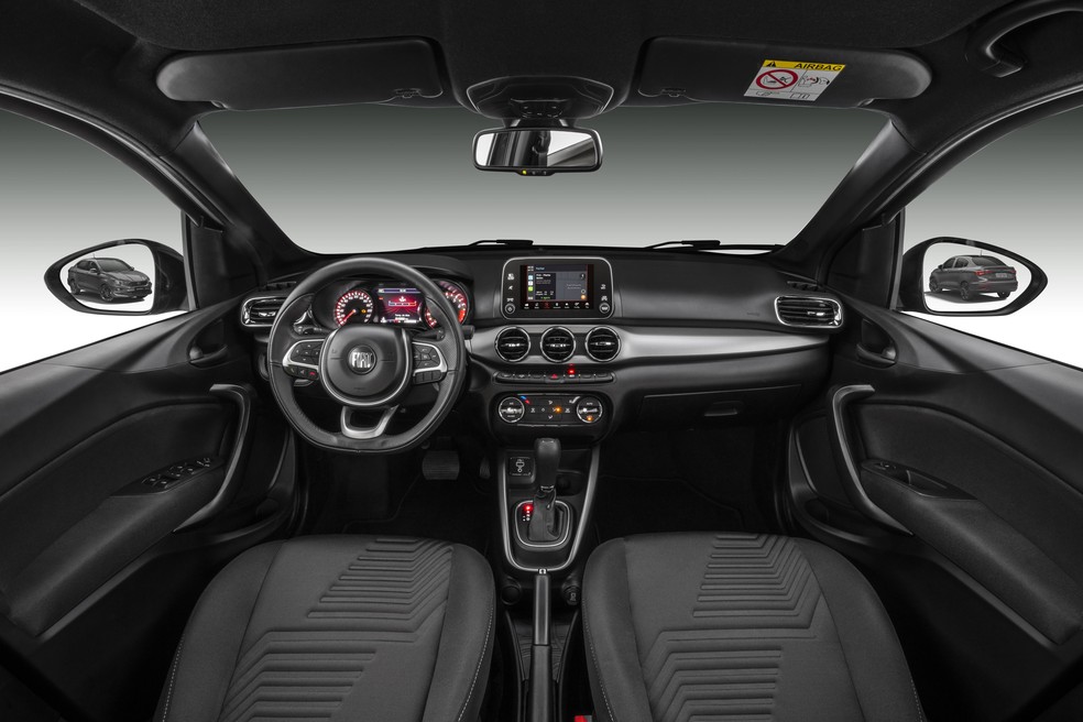 Fiat Cronos HGT tem o interior todo escurecido  — Foto: Divulgação 