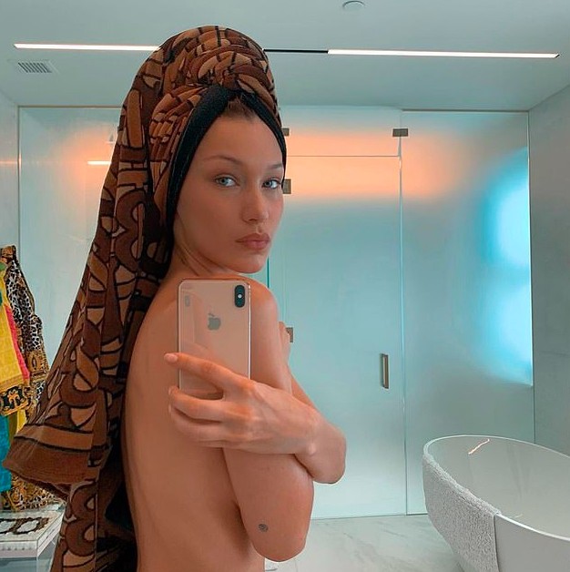 Uma cena do vídeo compartilhado e apagado por Bella Hadid com ela posando de topless dentro de um banheiro (Foto: Instagram)