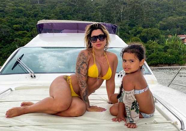 Dani Souza curte férias em família  (Foto: Reprodução / Instagram)