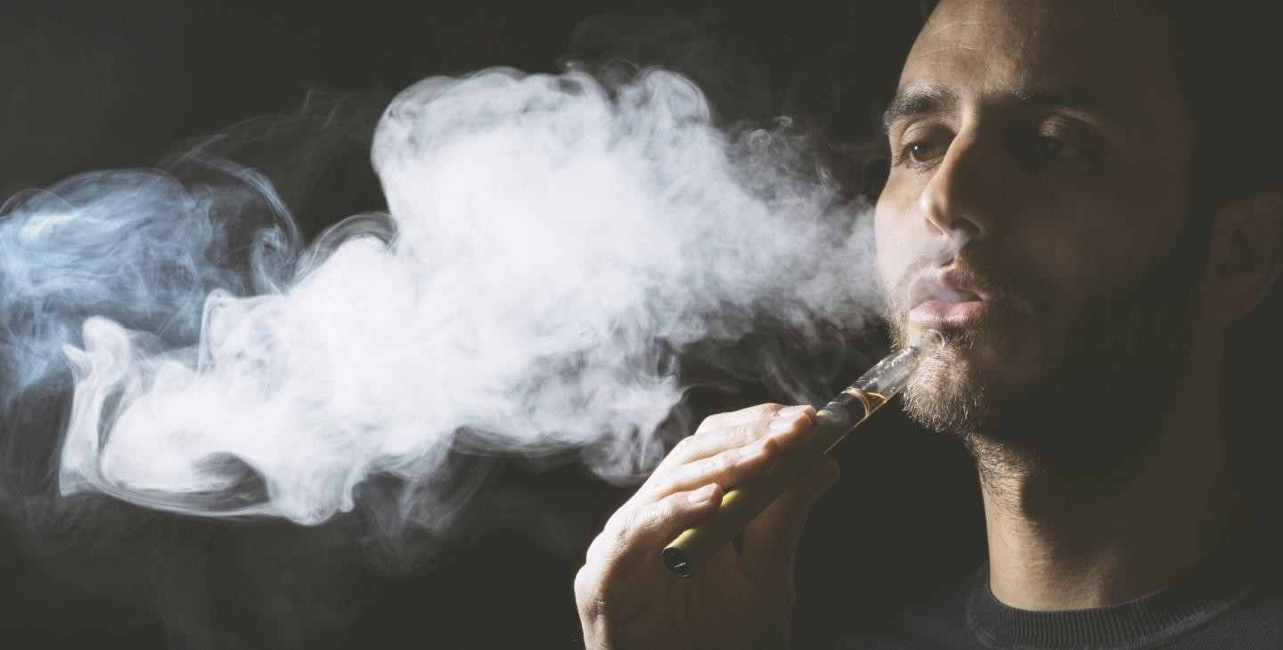 Cigarro-eletrônico pode realmente não ser a melhor alternativa: equipamento pode impedir passagem do muco pelas vias aéreas e libera mais nicotina no corpo do que um cigarro convencional (Foto: American Thoracic Society )