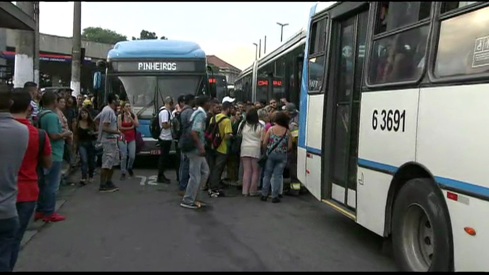 Ponto de ônibus lotado na Avenida Engenheiro Armando de Arruda Pereira, no Jabaquara (Foto: Reprodução/TV Globo)
