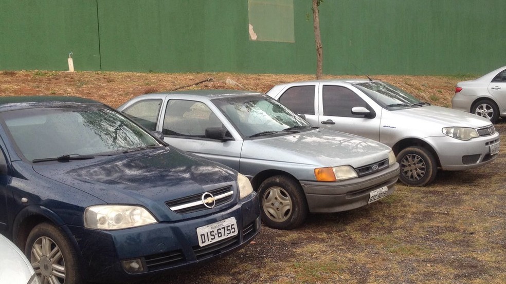 Carros apreendidos na 'Operação Carga Pesada' (Foto: Bianca Marinho/G1)