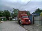 Caminhões estacionam em cima de calçadas em São Vicente, SP