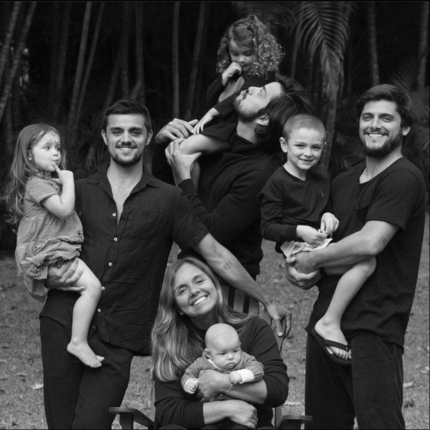 Ana Sang com os filhos e netos (Foto: Reprodução/ Instagram/ Bruno Rangel)