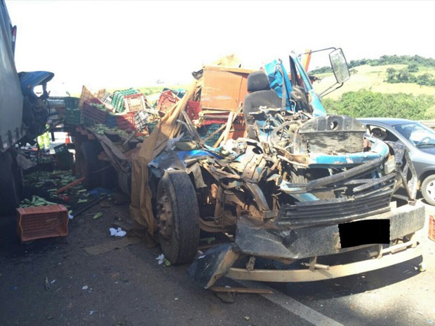 Batida deixou cabine de caminhão destruída em São Sebastião da Bela Vista (Foto: Polícia Rodoviária Federal)