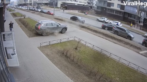 Vídeo mostra momento em que pai salva o filho de um carro desgovernado (Foto: Reprodução/Facebook/ViralHog)