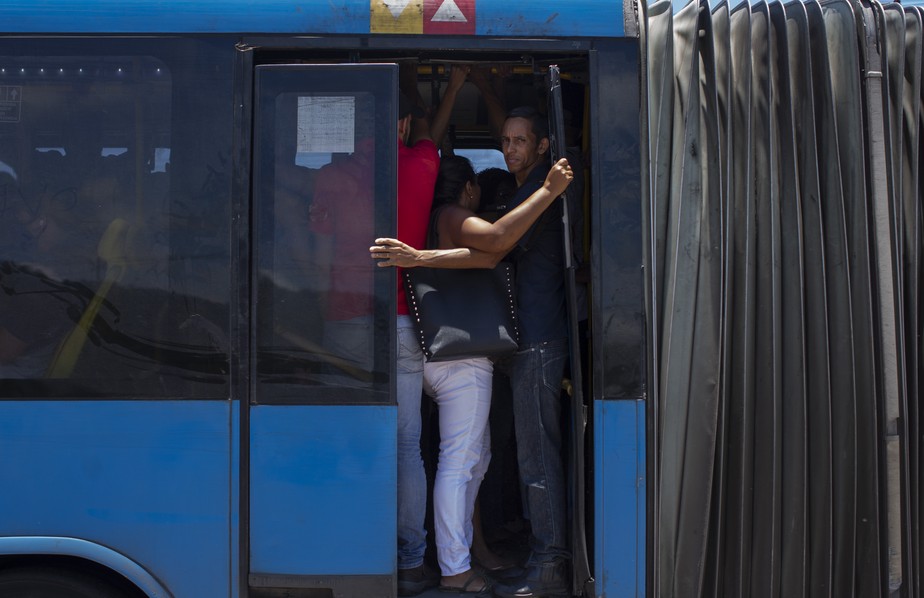 Ônibus com portas abertas saem lotados da Estação Mato Alto, em Guaratiba