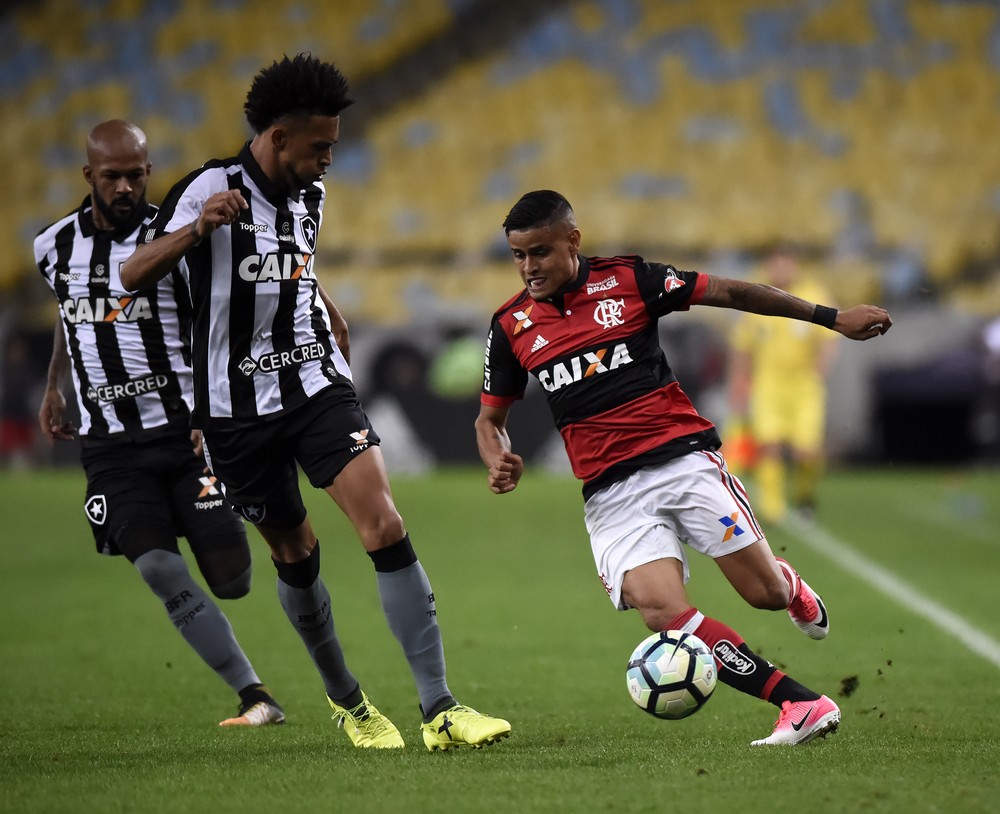 Carpegiani testa formação com Everton na lateral esquerda; Cuéllar viaja para Brasília