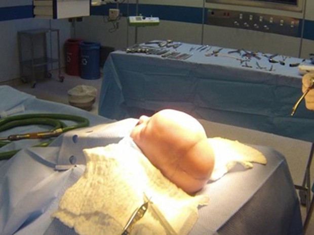 Bebê simulador em sala de cirurgia antes de procedimento (Foto: Giselle Coelho/Arquivo pessoal)