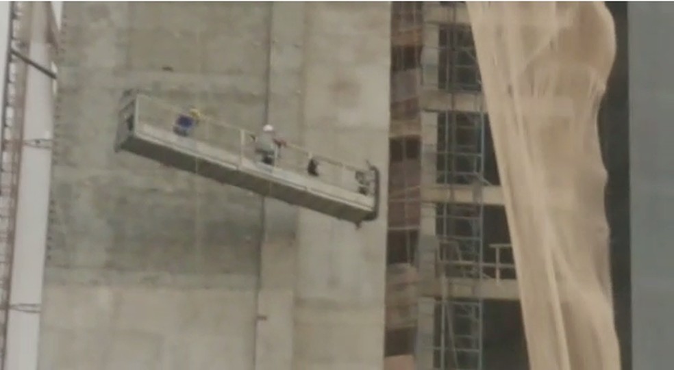 Elevador de construção balança com trabalhadores em prédio de Maringá — Foto: Ademir Kimura/Arquivo pessoal