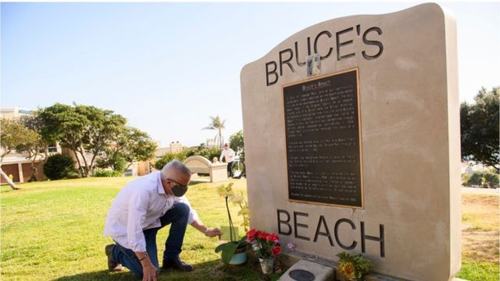 Uma placa na área de antigo resort homenageia Willa e Charles Bruce — Foto: Getty Images via BBC