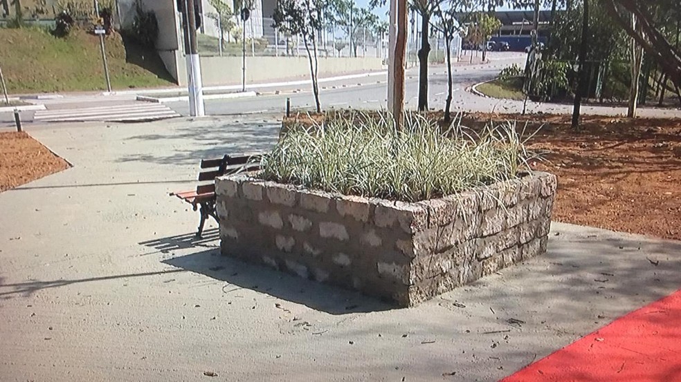 Criminosos furtam bancos de praça em Jundiaí — Foto: Clemilson Bortoleto/TV TEM