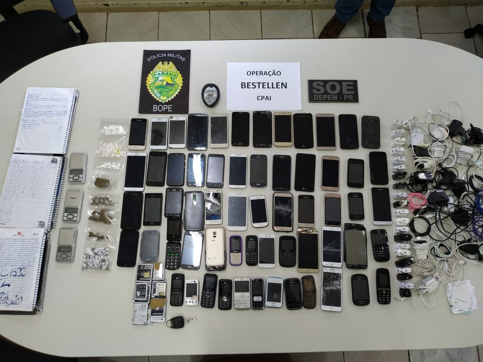 Segundo o Depen, foram apreendidos celulares 73 gramas de maconha, 19 gramas de cocaÃ­na e anotaÃ§Ãµes, na ColÃ´nia Penal Agroindustrial de Curitiba â€” Foto: DivulgaÃ§Ã£o/Depen