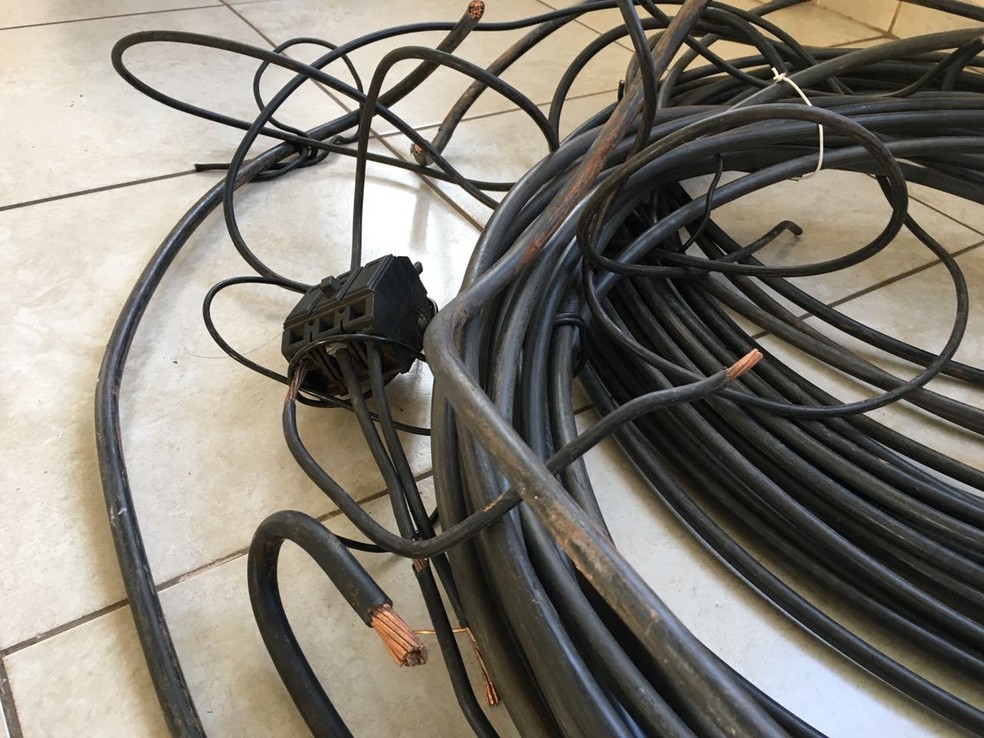 Fios foram furtados de uma quadra coberta da Unesp, em Presidente Prudente (Foto: Valmir Custódio/G1)