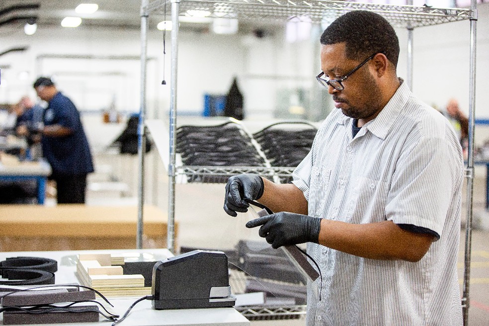 Produção de protetores faciais em fábrica da Ford — Foto: Divulgação