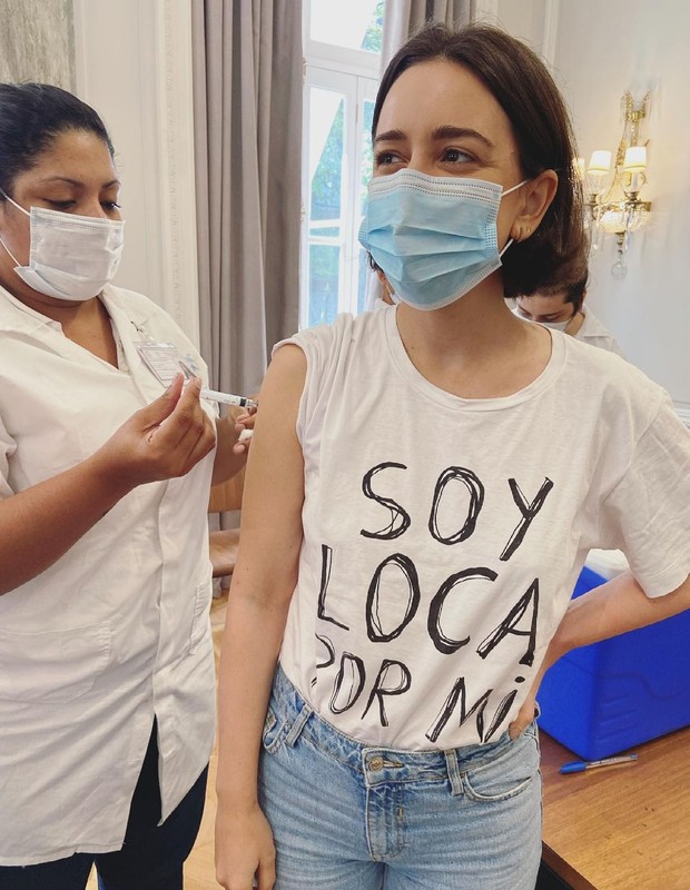 Roberta Sá toma vacina contra Covid-19 (Foto: Reprodução/Instagram)