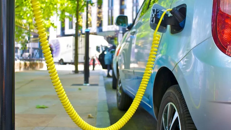 O Parlamento Europeu aprovou em junho a proibição da venda de carros novos com motores a gasolina e diesel tradicional a partir de 2035 — Foto: GETTY IMAGES/BBC