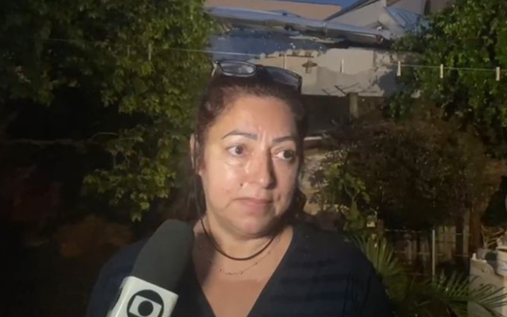 Moradora relata desespero após aeronave cair no quintal dela e atingir sobrado: ‘Tremendo até agora’