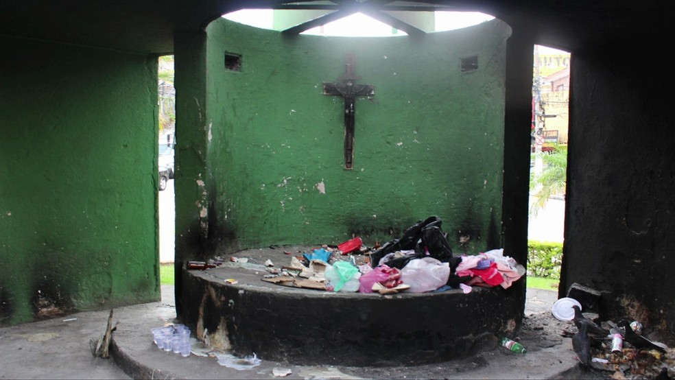 Capelinha Helena Maria, em Osasco, com lixo  (Foto: Reprodução/TV Globo)