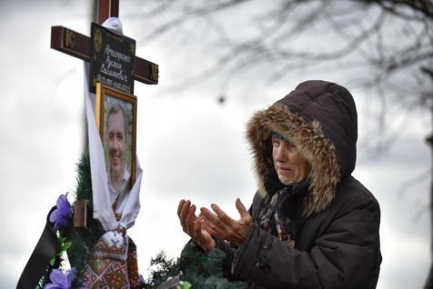 Funeral de homem assassinado por russos em Bucha, nos arredores de Kiev (Foto: EPA via Agência ANSA)
