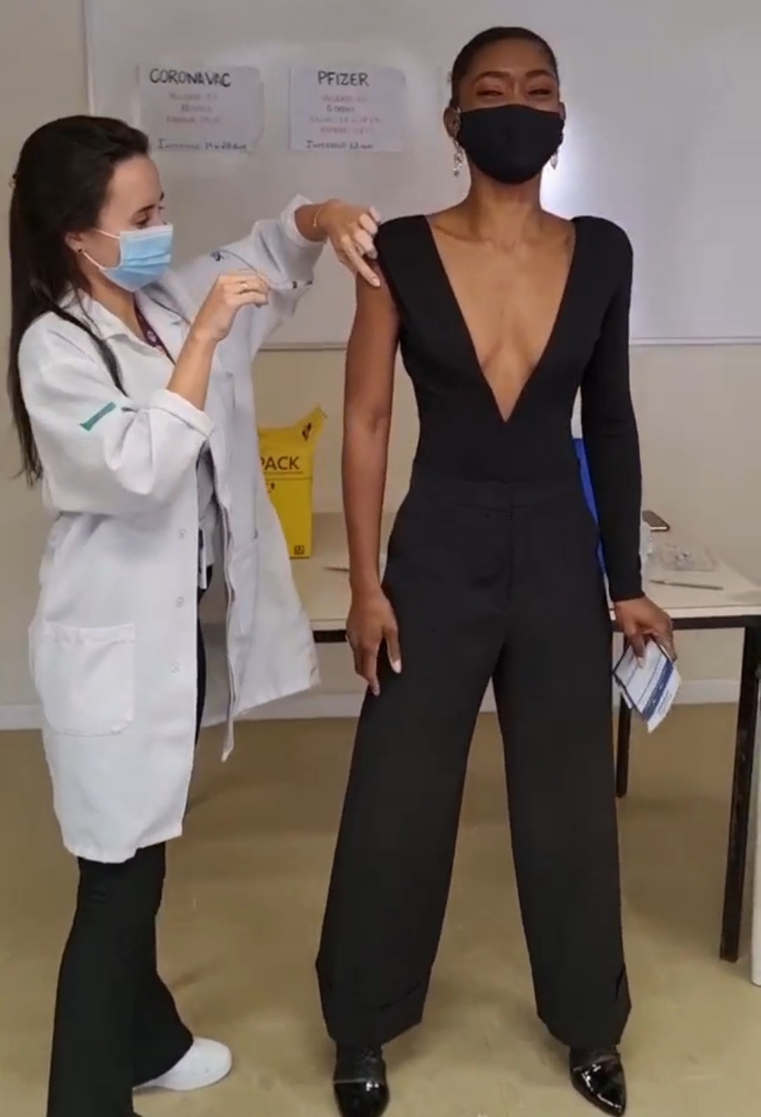 Erika Januza arrasa no look para tomar a primeira dose da vacina (Foto: Reprodução/Instagram)