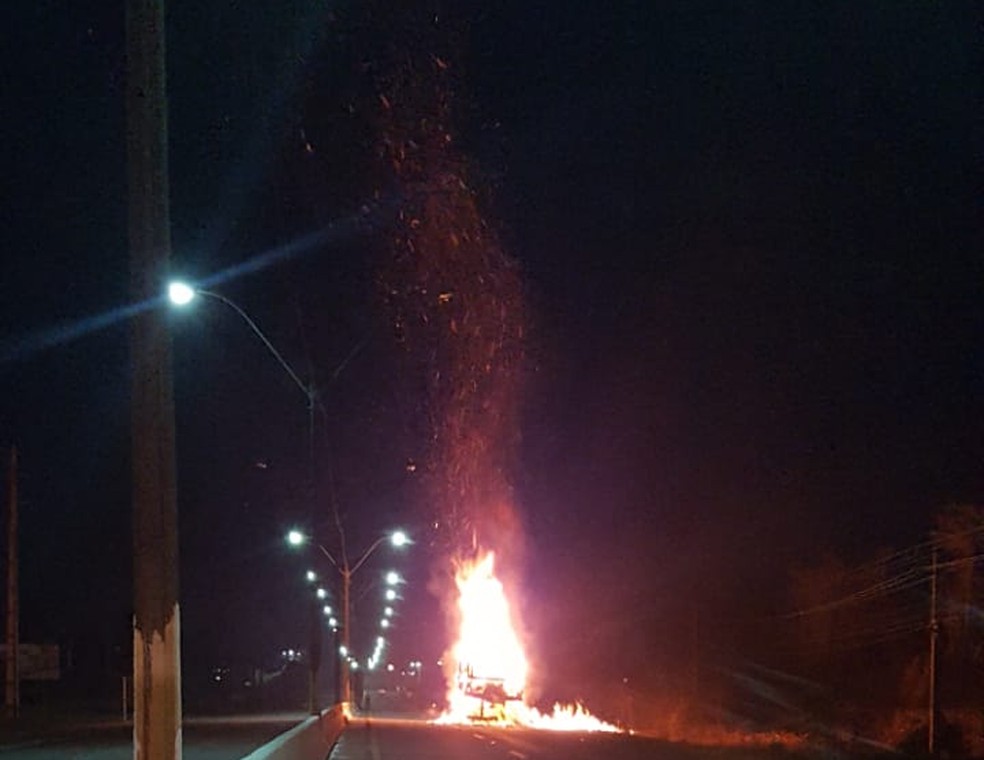 Caminhão pegou fogo em Porto Velho  — Foto: PRF/ Divulgação 