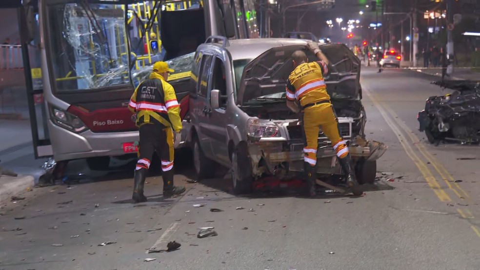 Acidente envolvendo ônibus, moto e carro em Santo Amaro, na Zona Sul de SP — Foto: Reprodução/TV Globo