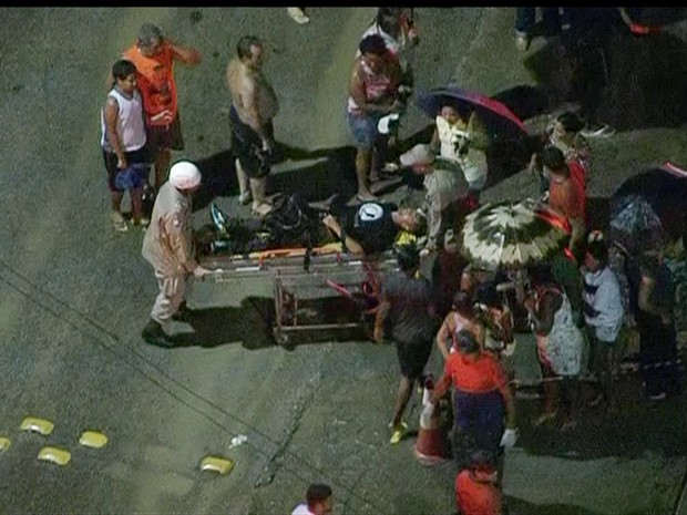 Vítimas são socorridas após acidente com trens em Mesquita, no Rio de Janeiro (Foto: Reprodução/Globo News)