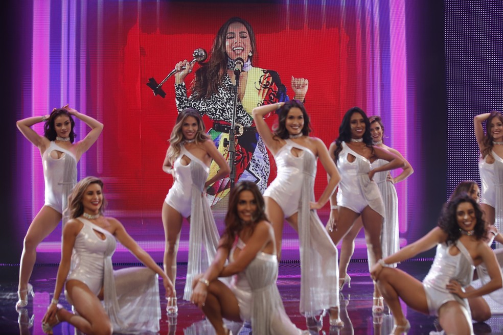 Anitta comemora em link, já que não pôde estar nos Estúdios Globo — Foto: Artur Meninea / Gshow