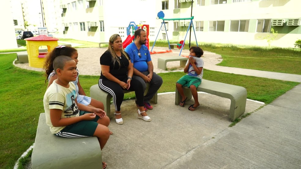 Moradores de Ipojuca dizem que cheio de g&aacute;s que sai de refinaria provoca n&aacute;useas e problemas de sa&uacute;de &mdash; Foto: Reprofu&ccedil;&atilde;o/TV Globo 