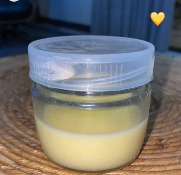 Lorena Carvalho mostra leite que tirou dos seios (Foto: Reprodução/Instagram)