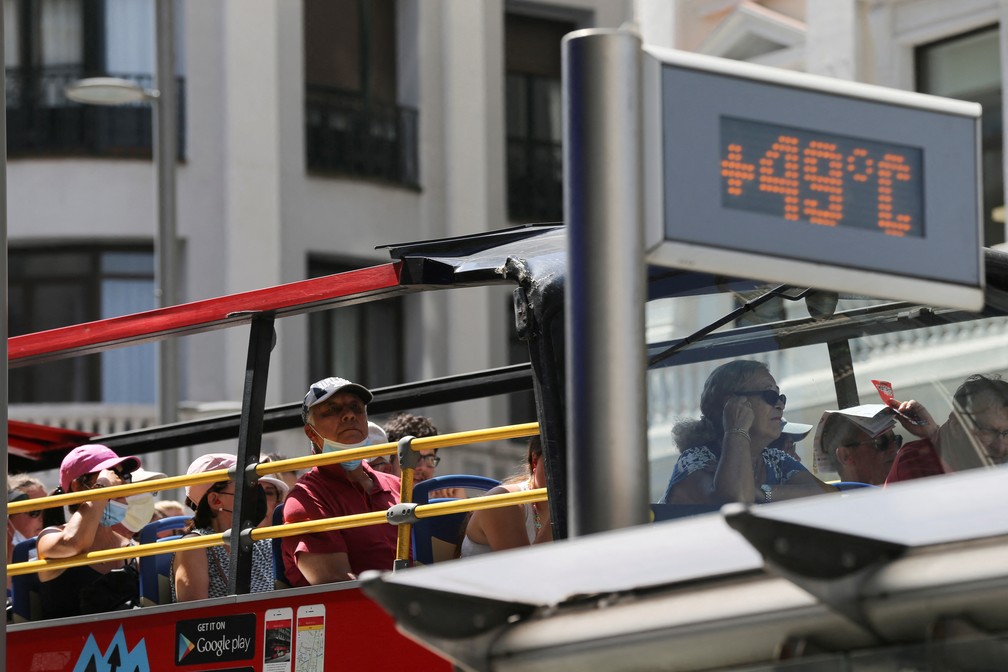 Ônibus turístico passa por termômetro marcando 49ºC em Madri, na Espanha. — Foto: Isabel Infantes/Reuters