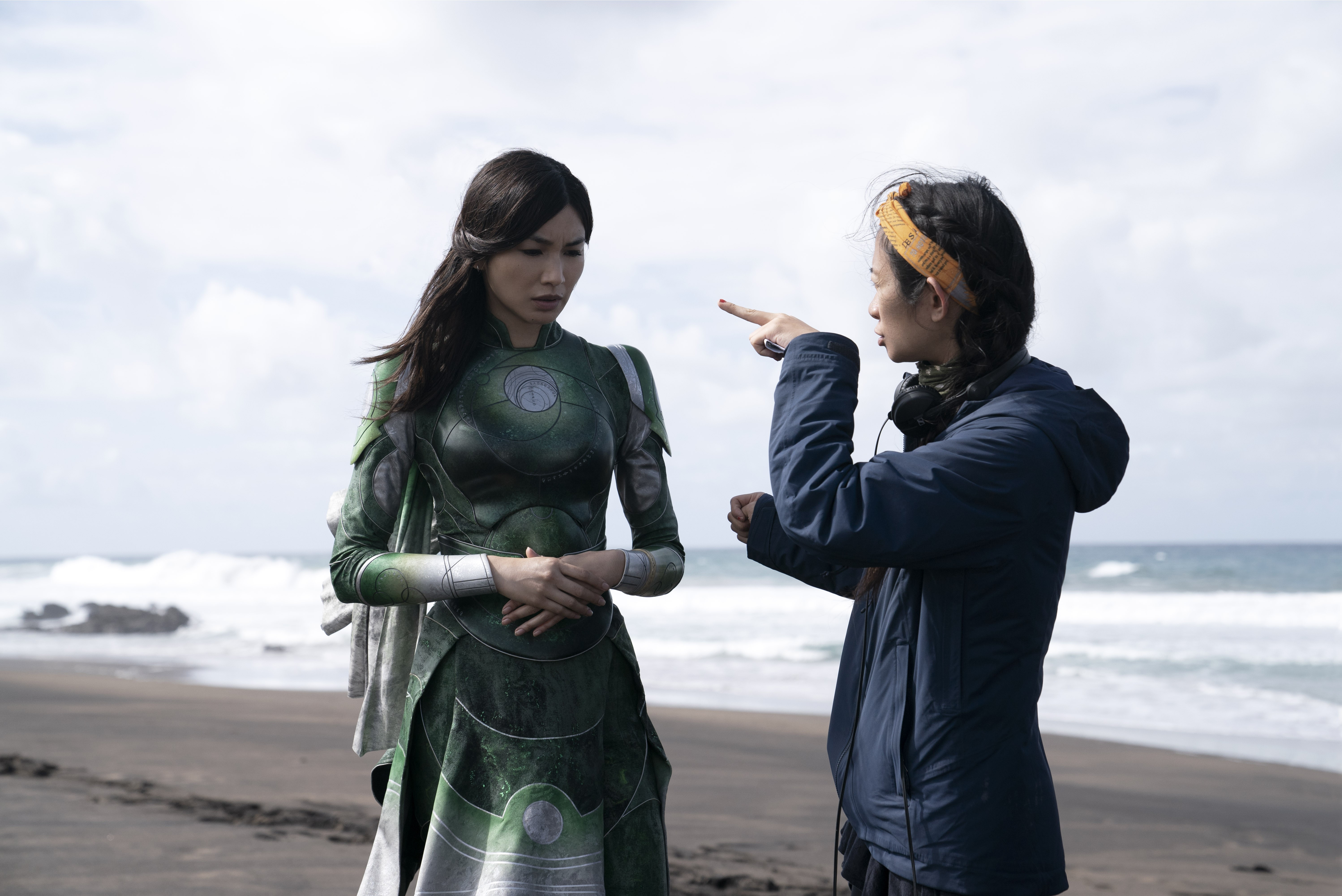 Diretora Chloé Zhao e  Gemma Chan durante as gravações (Foto: Sophie Mutevelian/Marvel Studios)