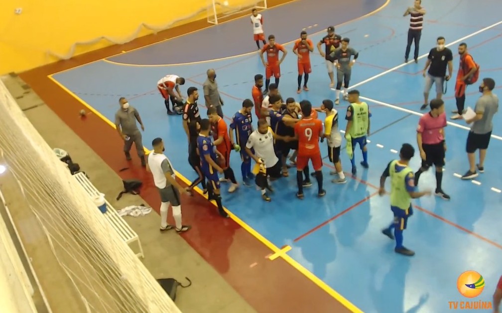 Piauiense de futsal termina em confusão  — Foto: TV Cajuína 
