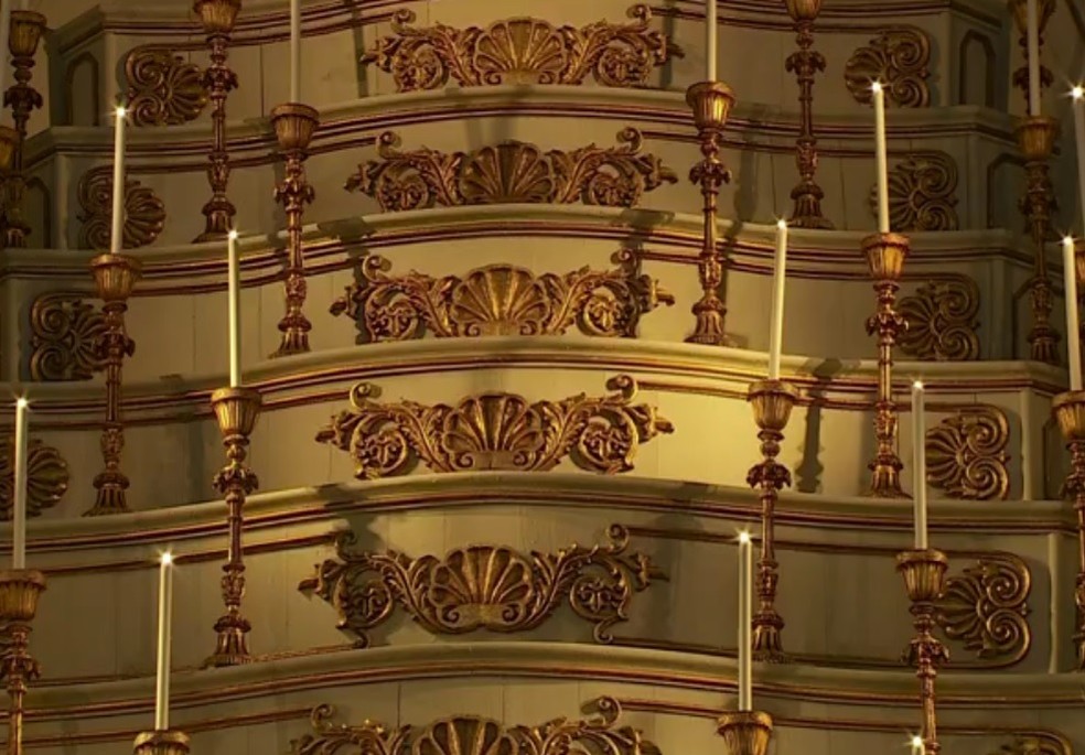 Castiçais de 1870 foram recuperados e ganharam iluminação de led (Foto: Reprodução/RBS TV)