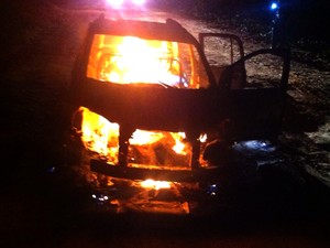PM encontrou o veículo ainda em chamas; corpo estava no banco traseiro do veículo (Foto: cabo da PM Ivoneide Araújo)