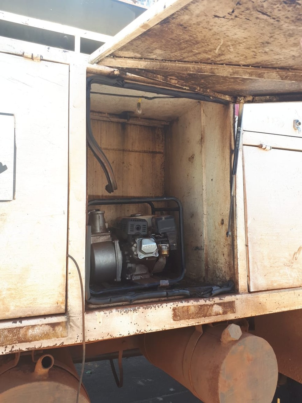 Policiais encontraram um caminhão equipado para retirar o diesel de um dos vagões — Foto: Polícia Militar/Divulgação