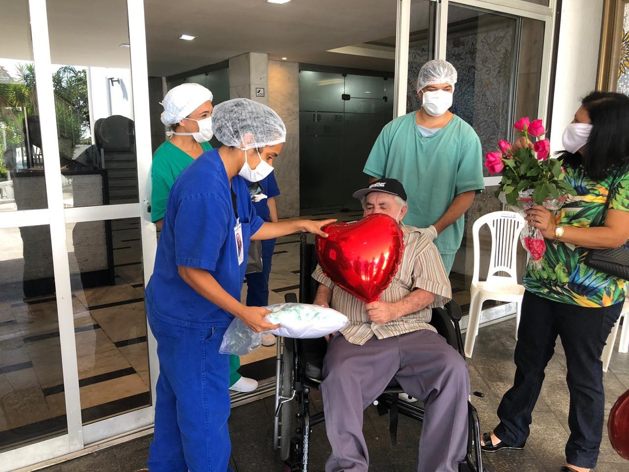 Idoso de 83 anos recebe alta médica após se recuperar da Covid-19 em Salvador