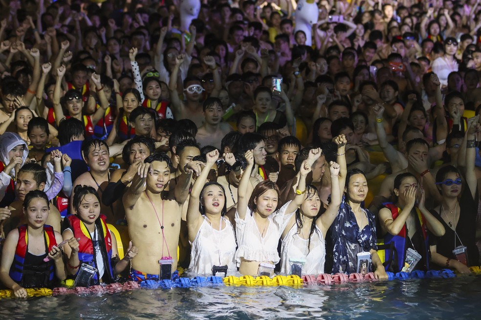 Pessoas participam de uma festa em um parque aquático de Wuhan, na província de Hubei, na China, no sábado (15) — Foto: AFP