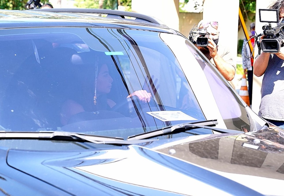 Repórter Marcela Monteiro chegou por volta das 9h ao velório de Tom Veiga — Foto: Marcos Serra Lima / G1