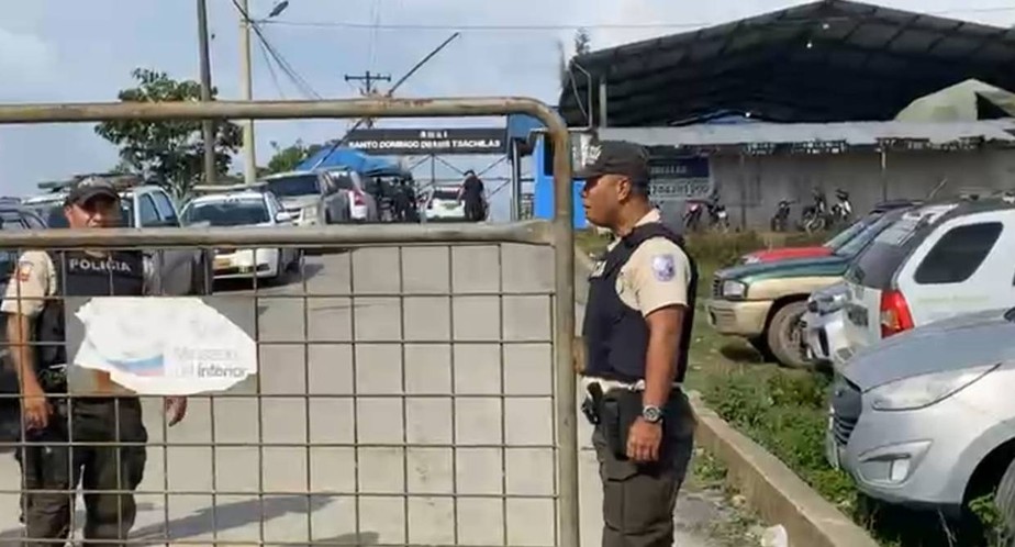Agentes da polícia  na entrada da prisão de Santo Domingo após informações sobre o conflito na unidade