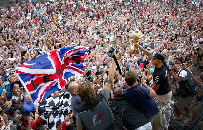Lewis Hamilton comemora com torcida após vitória no GP da Inglaterra (Foto: Getty Images)