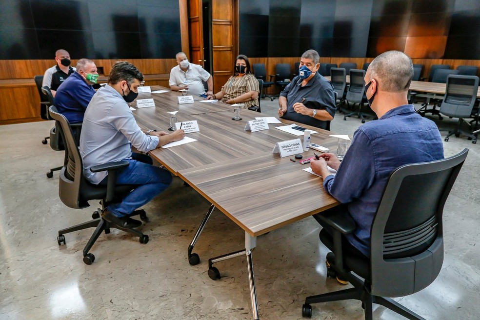 O prefeito Bruno Covas se reuniu com integrantes da Liga Independente das Escolas de Samba de SP na &uacute;ltima quarta-feira (22). &mdash; Foto: Divulga&ccedil;&atilde;o