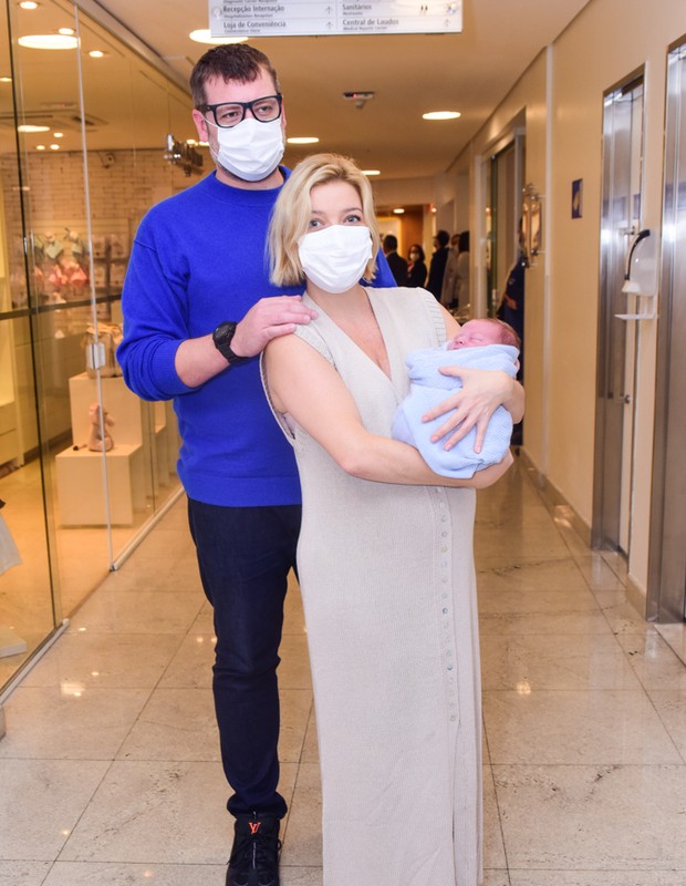 Luiza Possi deixa maternidade com Matteo (Foto: Leo Franco/Agnews)