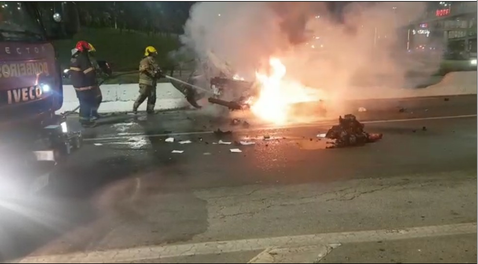Pista foi fechada para os trabalhos de resgate e combate às chamas. — Foto: Redes Sociais/Reprodução