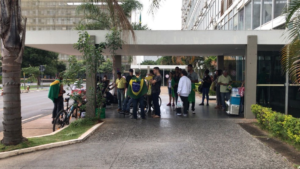 Grupo com 18 manifestantes contra habeas corpus de Lula se escondeu no Ministério da Saúde por causa da chuva (Foto: Lucas Vidigal/G1)